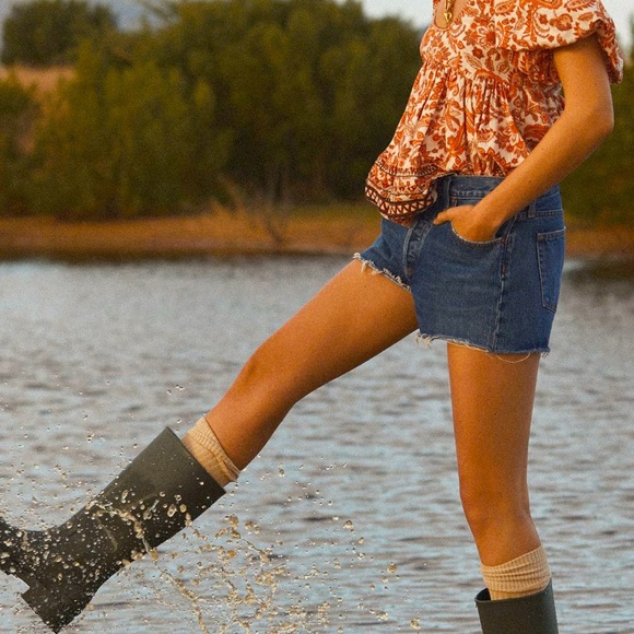 AGOLDE Denim Parker Vintage Cut Off Shorts 26W, 11.25" rise,2.5" inseam•5 Pocket - Picture 9 of 12